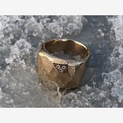Rustik guldring med brillanter