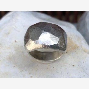 Facetteret ring i slv