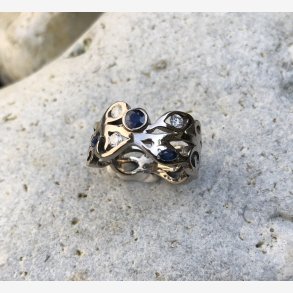 Hvidguldsring med safir og brillanter