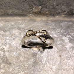 Ring i slv med 14 krt guldsnor