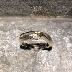 Ring i slv med 14 krt guldsnor