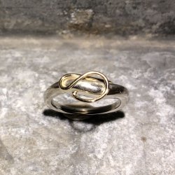 Ring i slv med 14 krt guldtrd