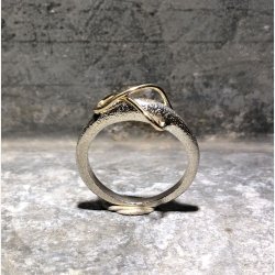 Ring i slv med 14 krt guldsnor