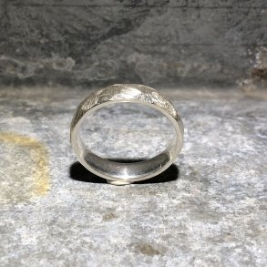 Herrering i slv med groft facetslebet mnster