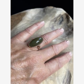 Guldring med Jadesten