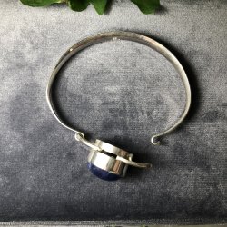 2.nd Hand - Armring  i slv med en bl iolitsten