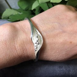 2.nd Hand - Armring i sølv med drysset kugler i åbning