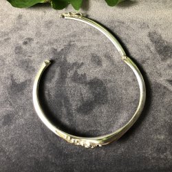 2.nd Hand - Armring i sølv med drysset kugler i åbning