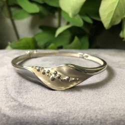 2.nd Hand - Armring i sølv med drysset kugler i åbning