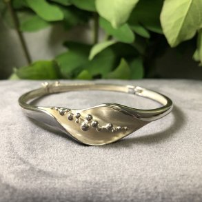 2.nd Hand - Armring i slv med drysset kugler i bning