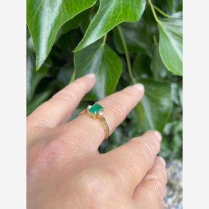 Guld ring med smaragd og brillanter