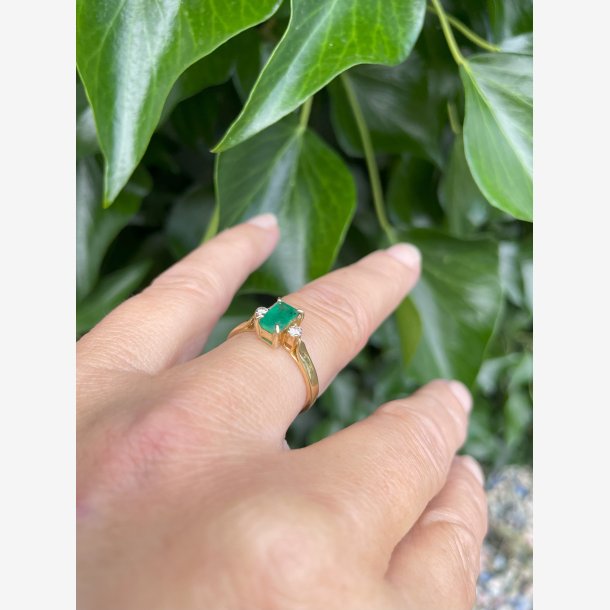 Guld ring med smaragd og brillanter